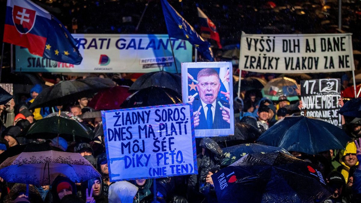 Dost bylo Fica, znělo ulicemi. Premiér svezl příznivce autobusy na guláš